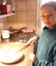 Eszti felszeli a pitét